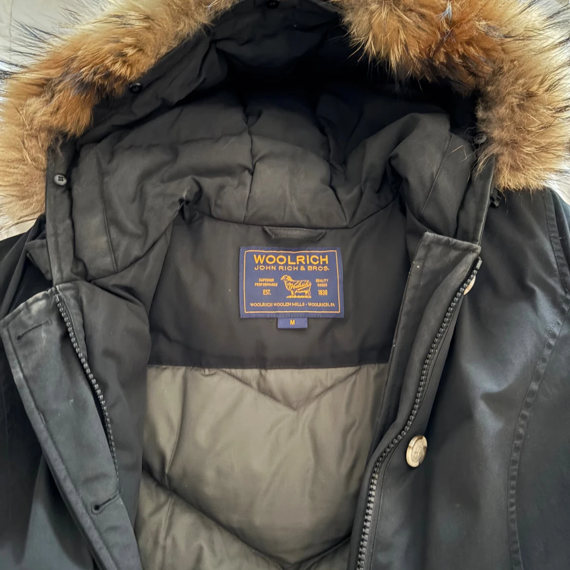 Svart dunjacka från Woolrich med päls - 4