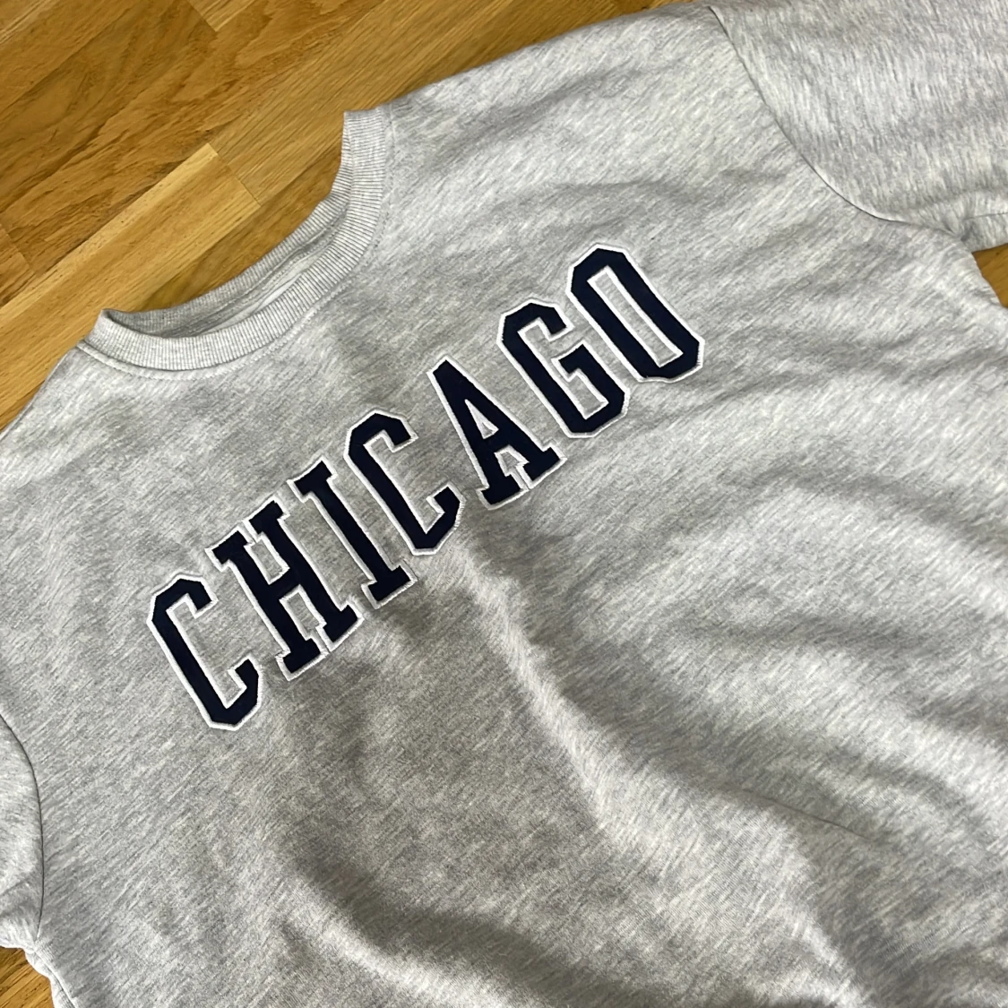 Grå sweatshirt med CHICAGO-tryck - 1