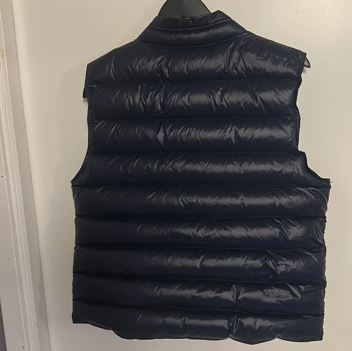 Mörkblå dunväst från Moncler - 1