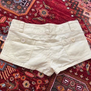 Vita shorts - ⚠️OBS tryck inte ”Köp nu!”                         