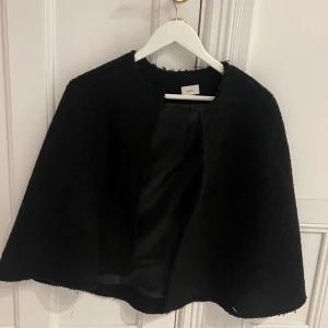 Svart kappa från Jackie - Svart kappa/cape från Jackie. Aldrig använd. Står ingen storlek 