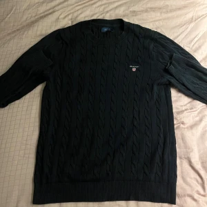 Svart kabelstickad tröja från GANT - Svart kabelstickad tröja från GANT. 