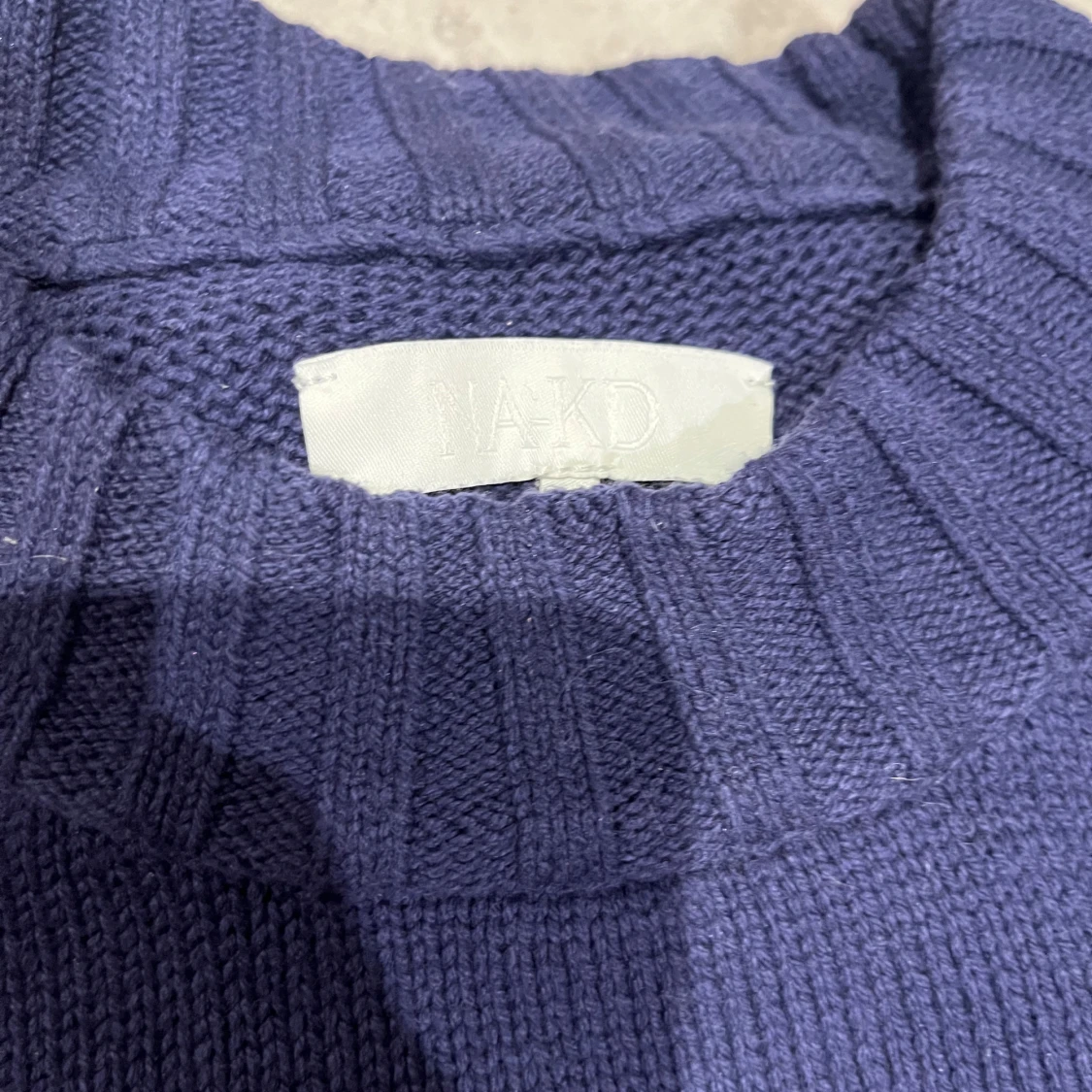 Marinblå stickad tröja från NA-KD - 3