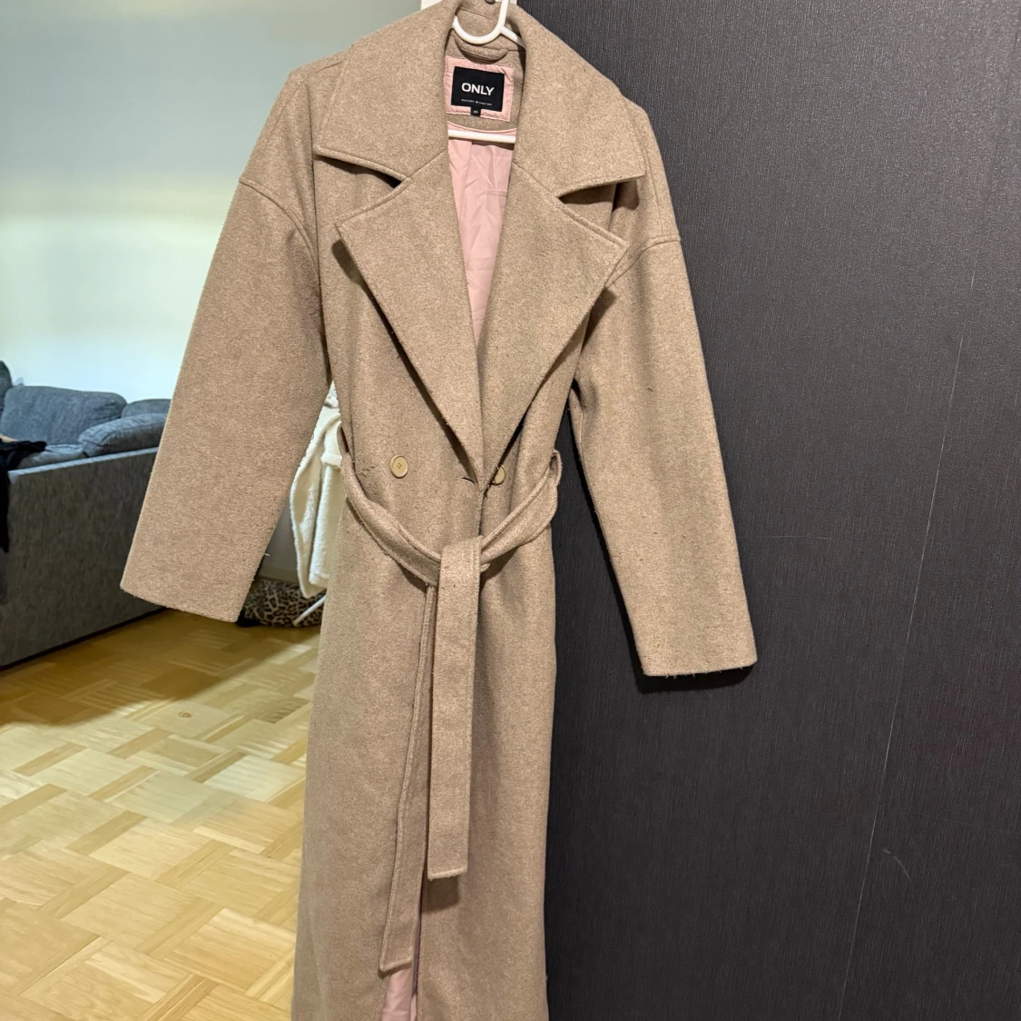 Beige kappa med bälte från ONLY - 1