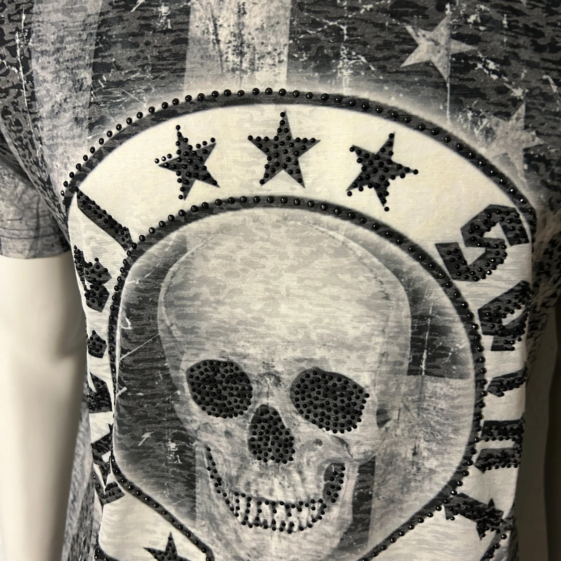 T-shirt Metal saints storlek XL. Svarta små nitar på. - 2