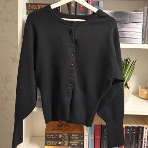 Kofta - Så fin kofta med ”indragen” midja. Koftan är endast testad och har aldrig används🤍