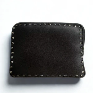 Dator fodral svart med silvernitar - Väldigt efterfrågat datorfodral!! Därav är det dem sista i lager nu 🥂. Fodralet är i storlek 34,5x25cm! Passar Chromebook, MacBook och andra datorer. Fodralet är i vattentätt material och skyddar ditt dator bra! Helt unik design med silver nitar på! Fodralet även handgjort! 🤩