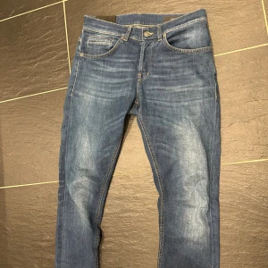 Dondup jeans George  - Dondup jeans george storlek 30, mycket gott skick inga defekter. Väldigt stretchigt material. Mått 96 cm längd (passar dig som är något kortare runt 175) och midja 40cm! Hör av vid fler frågor :)