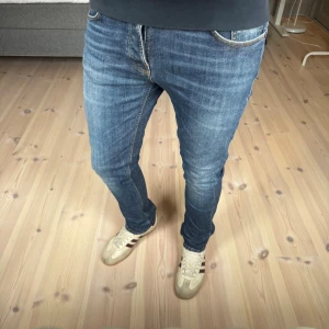 Nudie jeans Grim tim - Ett par Nudie jeans i modellen Grim tim. De är i fint skick och i storlek W31 L32. Hör gärna av er vid frågor och funderingar!🤗