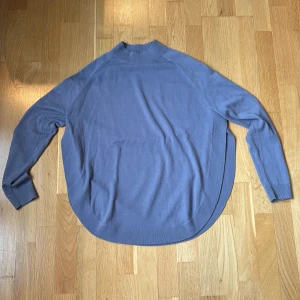 gråblå ull/kashmir tröja - en superfin grå/blå tröja i kashmir och ull blandning!!