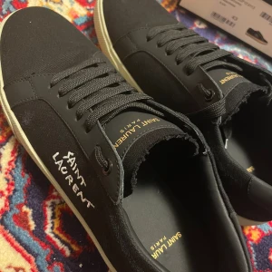 Svarta Saint Laurent sneakers - ✅8/10 skick, inga fel med skorna alls.                  📬 skickar snabbt inom en dag 🙌.                      ‼️pris kan diskuteras.                                          ❓Hör av er vid frågor!