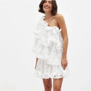 Volang klänning  - Perfekt för student eller andra finare tillfällen. Helt ny, slutsåld 🥰skriv för egna bilder, pris kan diskuteras 