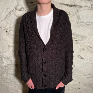 Mörkgrå stickad kofta med knappar - Väldigt snygg perfekt inför vintern😁