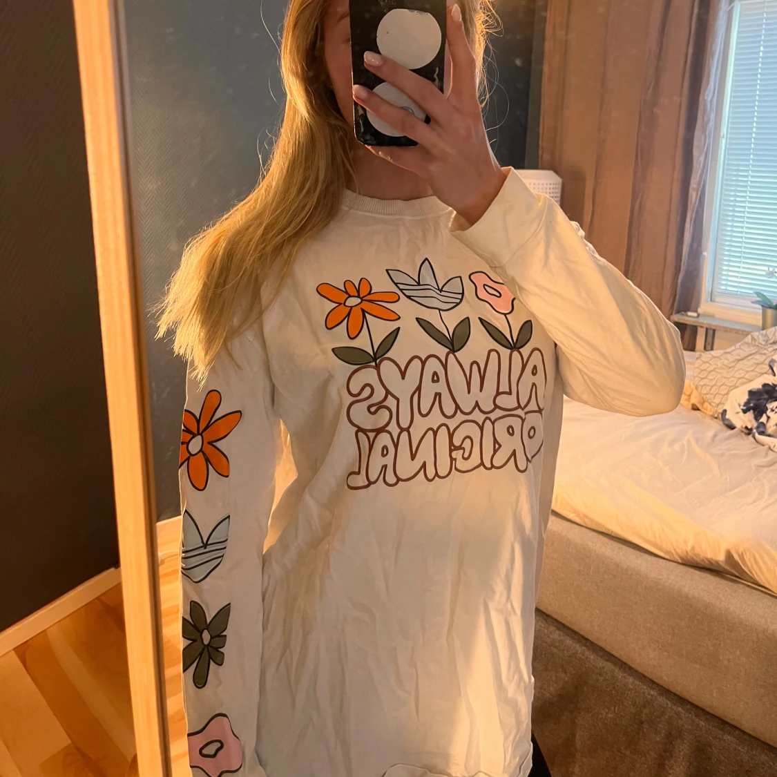 Vit långärmad Adidas tröja med blommor - 1