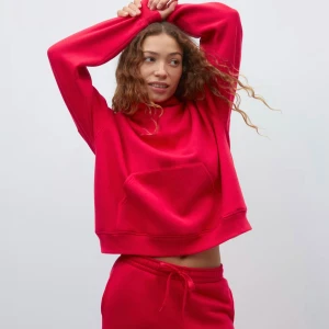 Röd hoodie från Gina  - Super snygg o passar perfekt nu till vintern/julen😍 