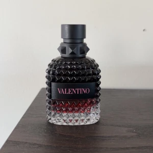 Valentino Born In Roma Intense - Stilren och lyxig parfym från Valentino, Eau de Parfum Intense. Flaskan rymmer 50 ml och är ca 48ml kvar. Perfekt för dig som vill sticka ut med en exklusiv touch. Perfekt doft för vintern. Bara och skriva ifall du har några frågor!