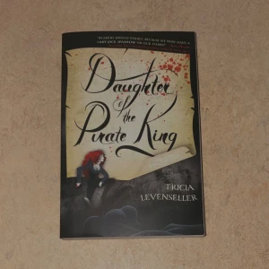 Daughter of the Pirate King - Följ med på ett äventyr till havs med en modig piratdotter! Perfekt för dig som gillar spänning, pirater och starka hjältinnor. En bok som lockar unga vuxna med action, mystik och en touch av fantasy.