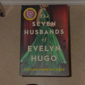 The Seven Husbands of Evelyn Hugo - En gripande roman om glamour, hemligheter och kärlek i Hollywoods glittrande värld. Perfekt för dig som gillar starka karaktärer och dramatiska berättelser. En modern klassiker som fångar både hjärta och fantasi.