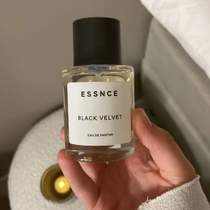 Essnce Black Velvet Eau de Parfum - Säljer en parfym med lite mer än halva kvar, pris kan absolut diskuteras eftersom det är lite kvar i den. Ska likna ”black opion”.