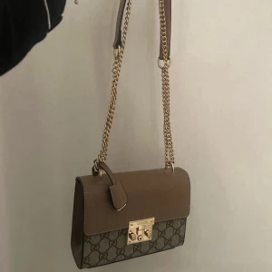 Beige väska - jättefin väska, köpte utomlands inga defekter