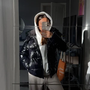 Glansig jacka Calvin Klein - Säljer min svarta glansiga Calvin Klein jacka. Använd flitigt men inget tecken på slitage. Super varm och skönt, perfekt nu inför vintern. Vid fler frågor hör av er🤍