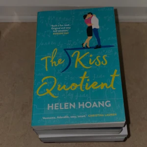 The Kiss Quotient - En charmig och modern kärleksroman med en smart twist! Perfekt för dig som gillar romantik, humor och unika karaktärer. Omslaget utstrålar både värme och intelligens – en bok som garanterat fångar unga vuxnas intresse.