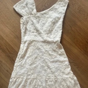Vit klänning Valerie - Superfin klänning från Valerie i nyskick, perfekt till studenten eller om man bara vill ha en fin unik vit klänning. Köptes för ca 2000kr. Storlek XS.🤍🤍