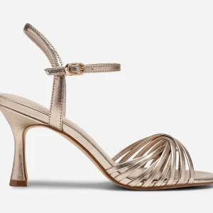 Guld klackskor  - Snygga as sköna guld klackar från XIT som tyvärr endast kom till användning på 9:ans bal. Rekommenderar stort dessa om det är i bal/dans syfte, då skavsår av klackar var ett väldigt vanligt problem hos andra! Orginal pris 500kr. Priset jag satt kan diskuteras!