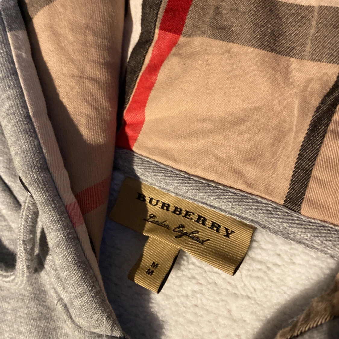 Grå hoodie från Burberry med dragkedja - 2