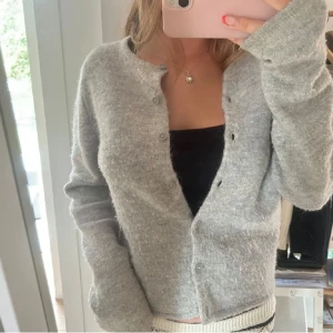 Grå kofta  - Så mysig grå kofta från Gina tricot som inte kommit till användning!