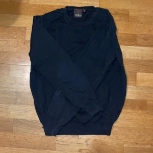 Svart stickad tröja Oscar Jacobson - Svart stickad tröja från Oscar Jacobson, tillverkad i Italien.  Hör av er vid minsta funderingar 