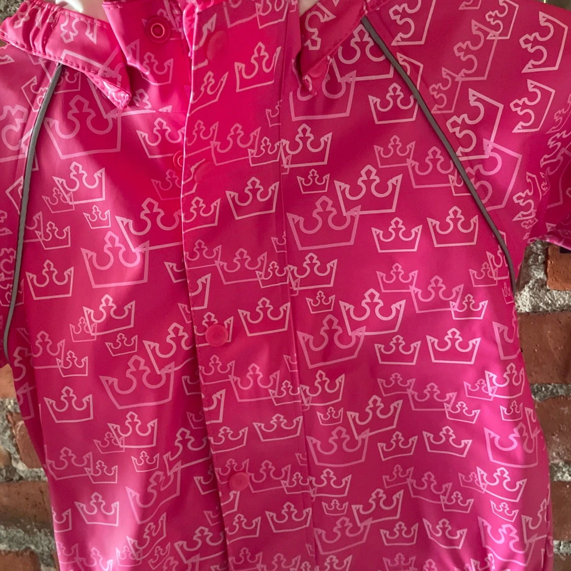 Rosa regnjacka med kronmönster Line One - 1