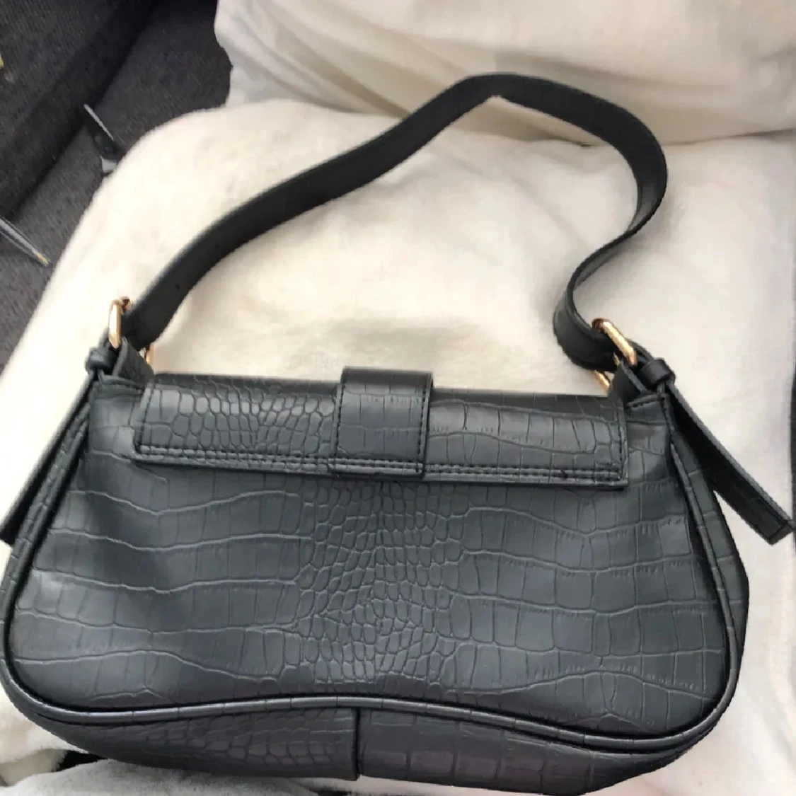 Svart axelväska med krokopräglad yta - 1