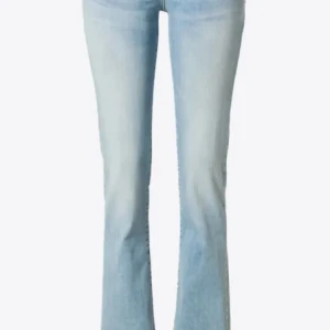 Ljusblå bootcut jeans från LTB - Säljer ett par ljusblå jeans från LTB med bootcut passform. Jeansen är knappt använda högst 2 gånger. 