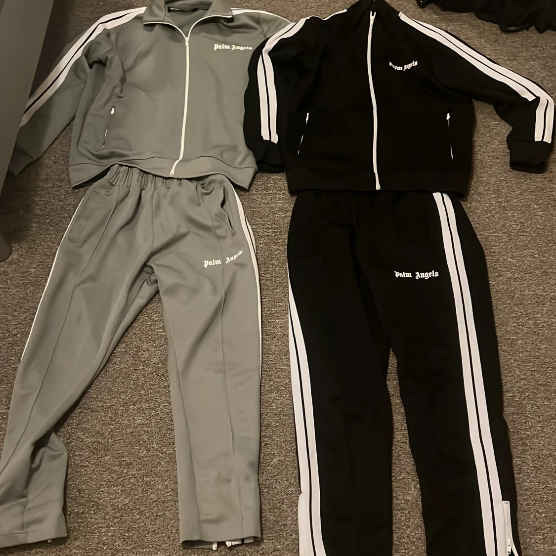 Palm Angels träningsbyxor. Gröna setet i storlek L) och det svarta i storlek M