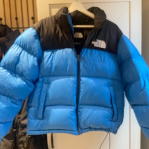 The North Face jacka - Säljer en blå  dunjacka från The North Face i storlek M. Jackan är väldigt varm o go och nästintill oanvänd. Perfekt nu inför vintern! Bara att höra av sig om man har frågor