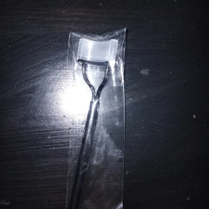 Svart ögonfranskam med metallborste - Säljer en svart ögonfranskam med böjd metallborste och plastskydd. Perfekt för att separera fransarna och få bort klumpar efter mascara. Handtaget är smalt och stilrent, och borsten har täta metallpiggar för noggrann applicering. Helt ny aldrig använts men har tyvärr inte kvittot 