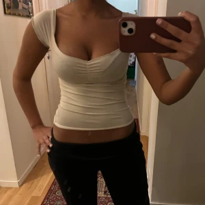 Vit topp - säljer en as snygg krämvit topp från Monki då den ej används längre❣️💓stel XS men passar mig som S💗💞pris kan diskuteras!skriv gärna om bilder/frågor💕