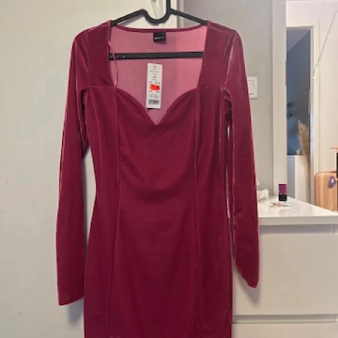 Vinröd långärmad klänning från Gina