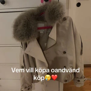Beige trenchcoat jacka - för stor på mig den är även vattenavvisande ❤️