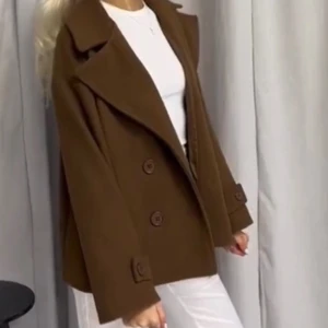 Brun kappa från Design By Si - Snygg brun jacka från Design By Si. Jacka har två hål i innertyget på insidan, men inget som stör effekten eller syns utifrån. Skriv vid andra frågor☺️