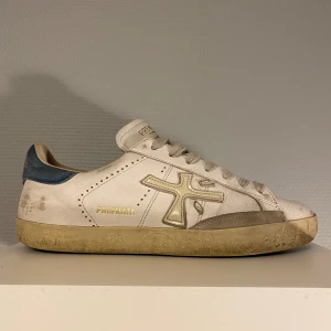 Premiata skor - Säljer dessa skor från Premiata i stl 41. Skorna är i hyfsat bra skick. De flesta slitningar är design men det är lite olja på insidan från cykeln men det är lätt att ta bort. Hör av er vid frågor, pris kan diskuteras vid snabb affär! 🤝