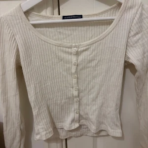 Brandy Melville vit cardigan  - brandy Melville vit cardigan one size 