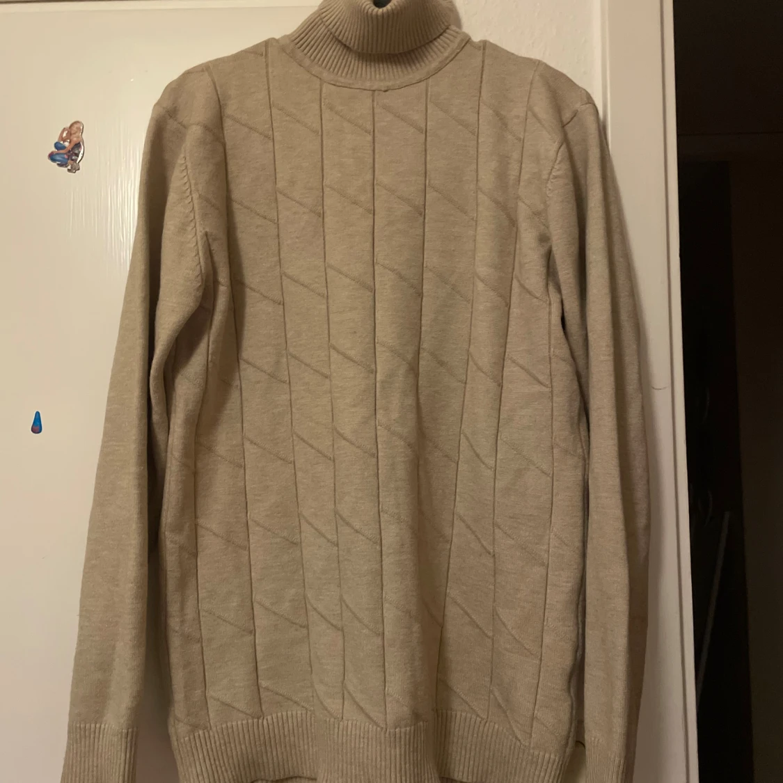 Beige polotröja med mönster