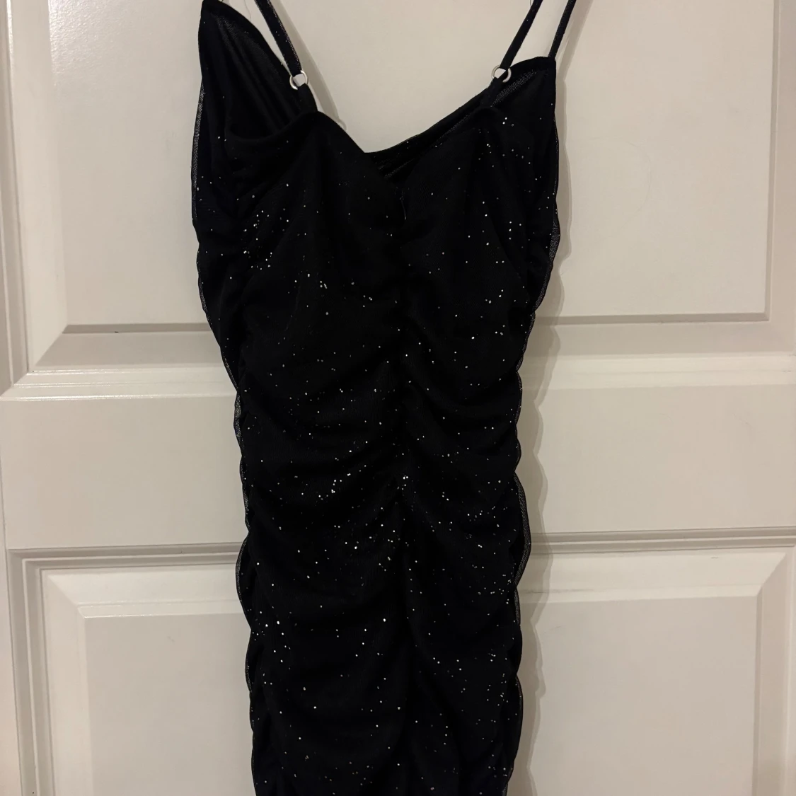 Svart glittrig kort klänning Bershka