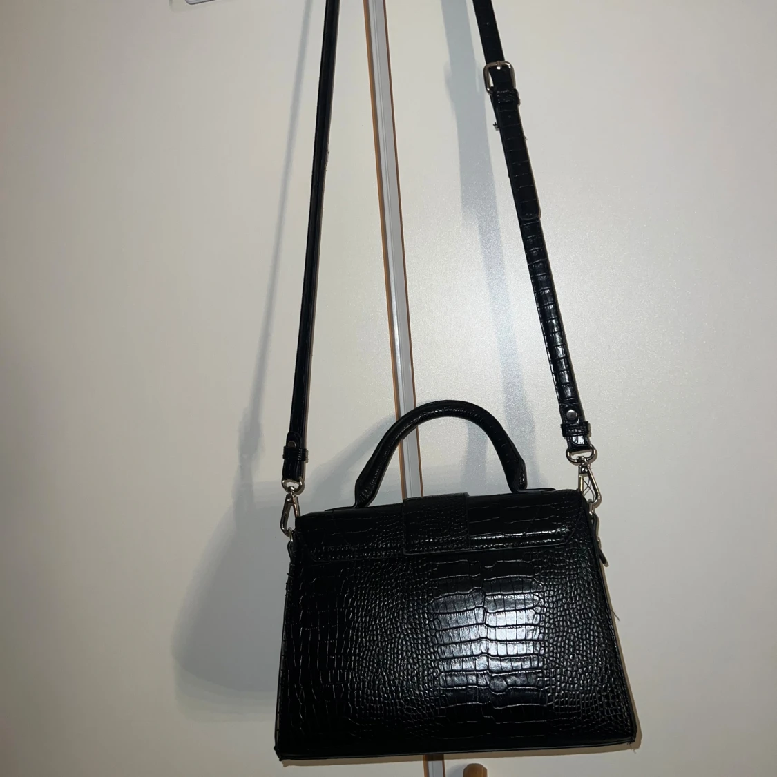 Svart axelväska i croco-look - 2