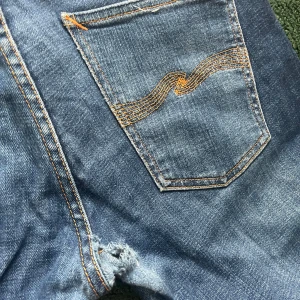Ett par nudie jeans ljus blå  - Ett par Nudie Grim Tim. storlek Waist 31 längd 32. har ett hål i grenen, detta kan fixas gratis i nudies butik. Skriv så skickar jag bilder på jeansen.