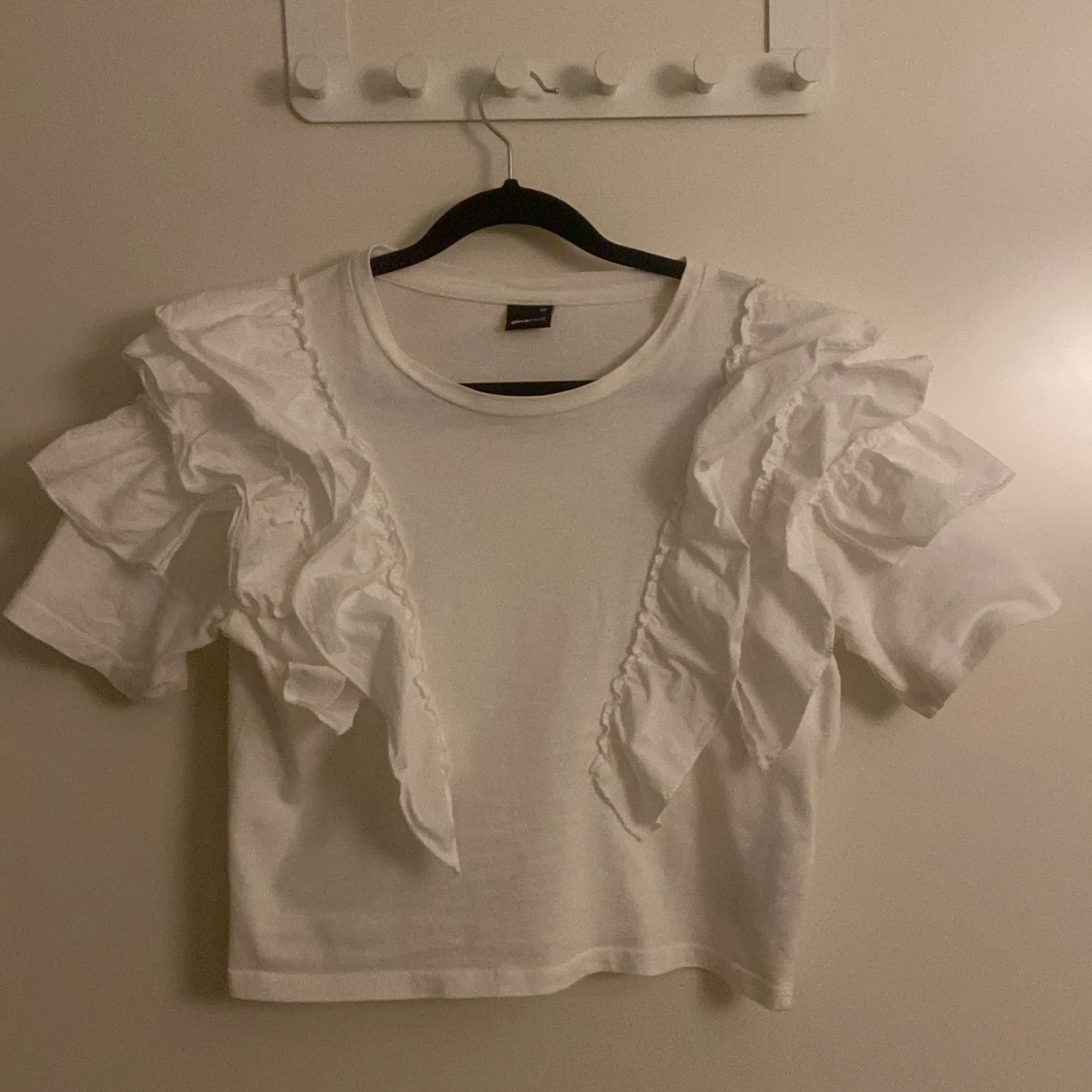 Vit croppad topp med volanger