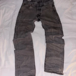 Levi’s 501 - Sjukt feta Levis 501or i grå! Perfekt passform och fint skick, alla tecken på användning syns i bilderna🙌 Storlek W30/L32