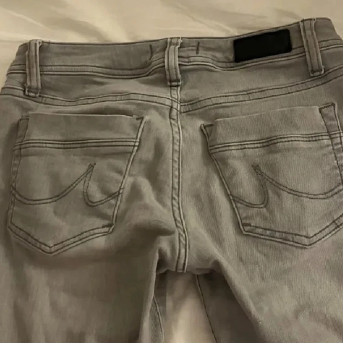 Grå lågmidjade jeans - 2